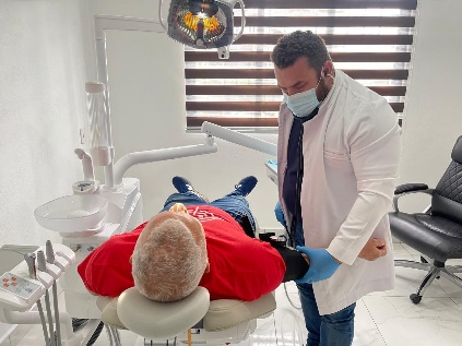 Dr. Jorge Báez atendiendo a un paciente en consulta