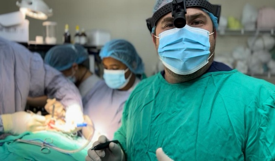 Dr. Jorge Báez en un procedimiento de cirugía oral