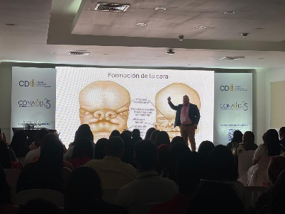Dr. Jorge Báez durante una conferencia de cirugía maxilofacial
