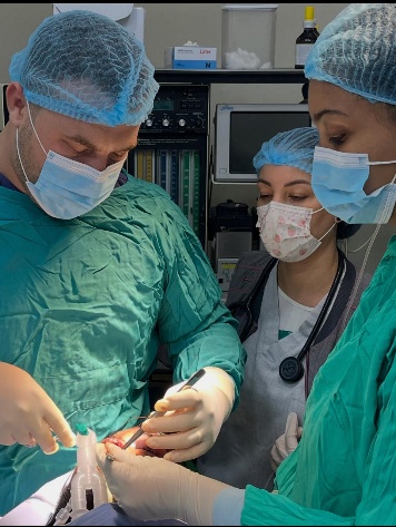 Dr. Jorge Báez durante un procedimiento de implantes y cirugía oral
