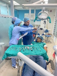 Dr. Jorge Báez realizando un procedimiento clínico